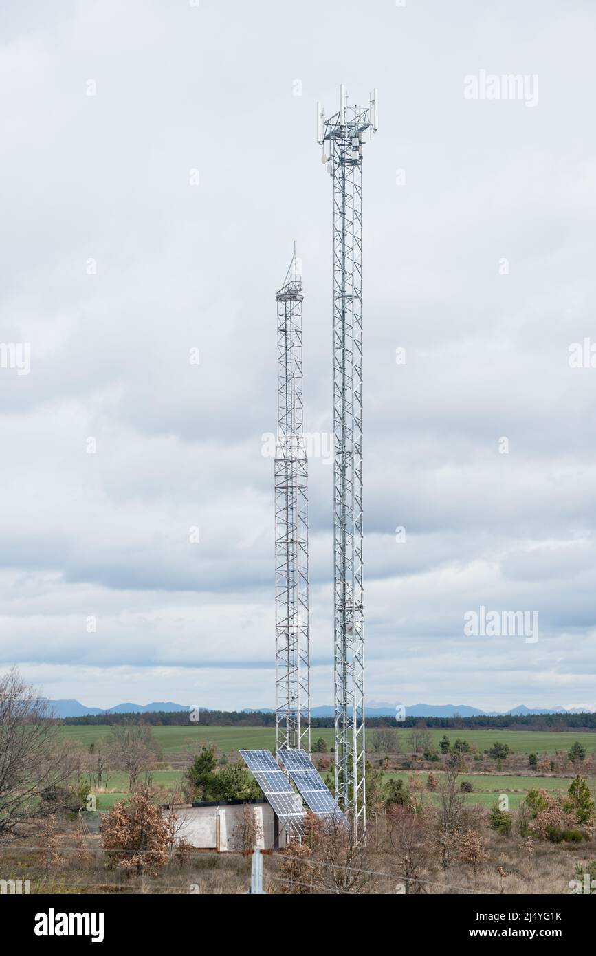 Solare Stromerzeugung. Photovoltaik-Panel auf dem Land. Wolkiger Himmel, Spanien. Europa Stockfoto
