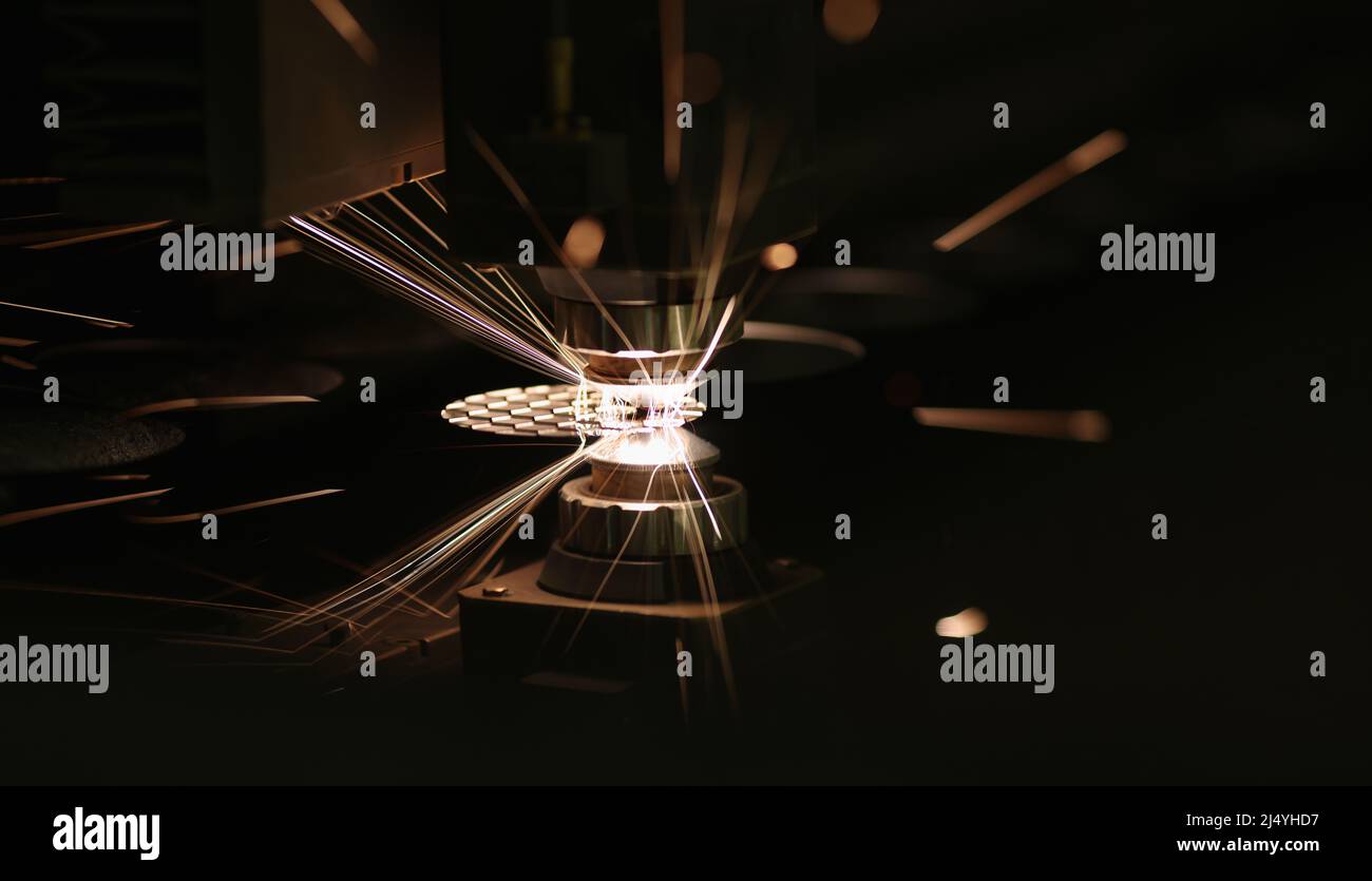 Mechanisches Schneiden von Blech auf CNC-Laserschneidmaschine Stockfoto