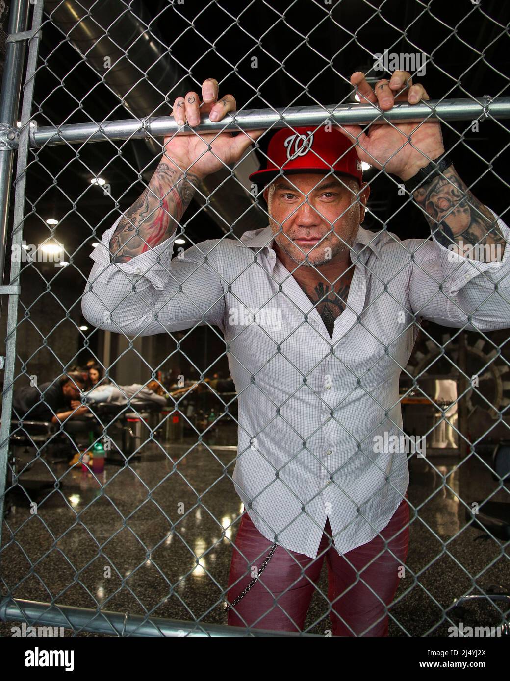 Tampa, USA. 15. April 2022. Der Schauspieler und ehemalige WWE-Star Dave Bautista hat DC Society Ink in Tampa, Florida, eröffnet. Das High-End Tattoo Studio hat industrielle Schnörkel wie Kettengliederzaun gepaart mit glänzenden Böden und gotischen Möbeln. (Foto von Dirk Shadd/Tampa Bay Times/TNS/Sipa USA) Quelle: SIPA USA/Alamy Live News Stockfoto