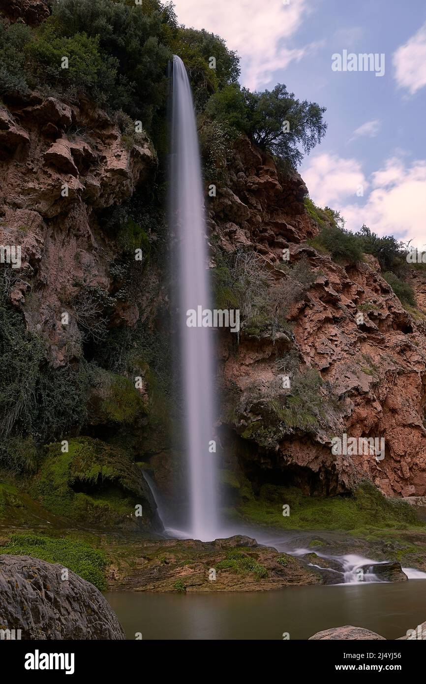 Ein großer Wasserfall an einem sonnigen Tag. Sato de la Novia.Navajas Stockfoto