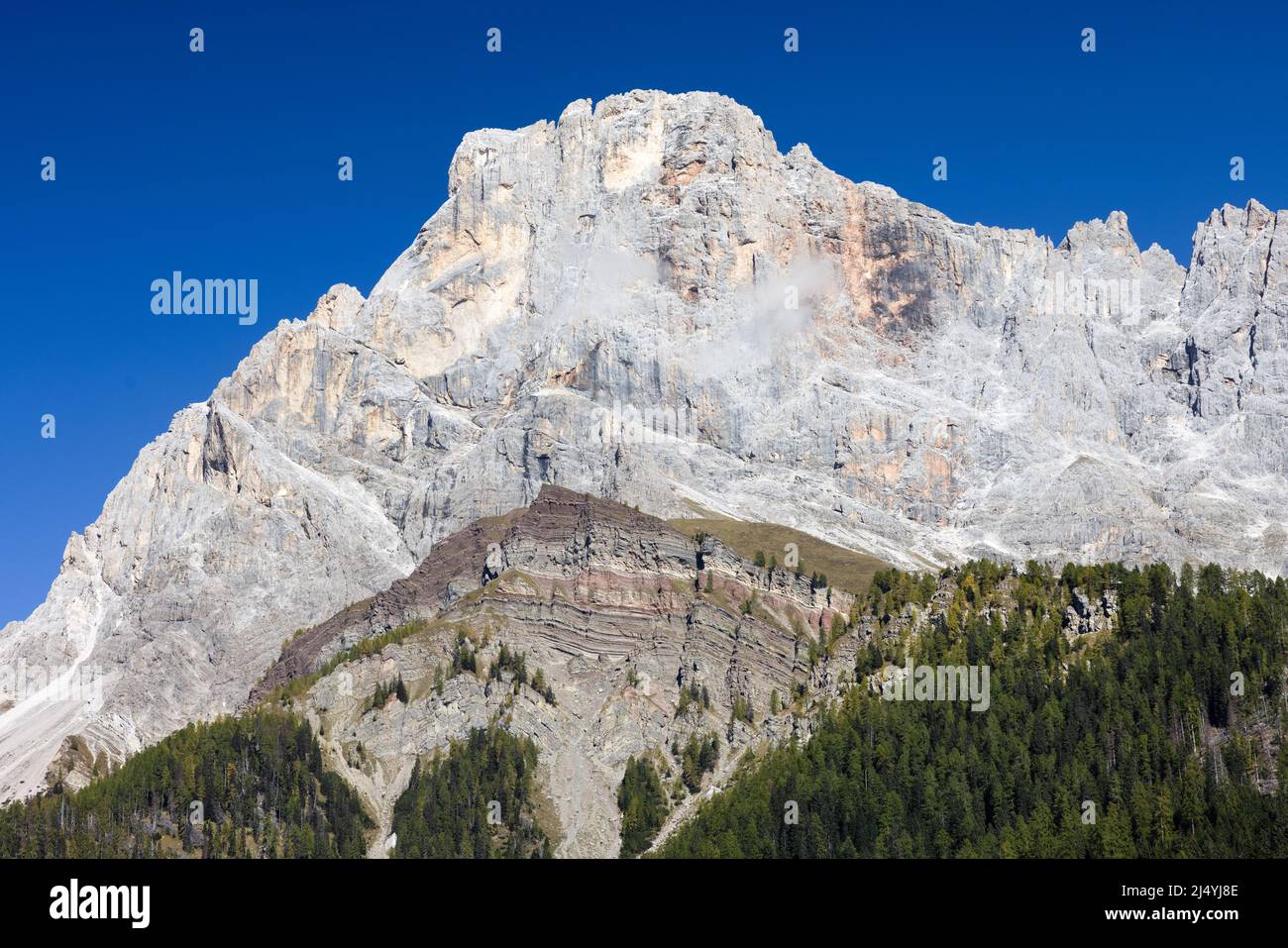 Nahaufnahme eines Gipfels in der Pala Group mit einer überhängenden Wolke Stockfoto