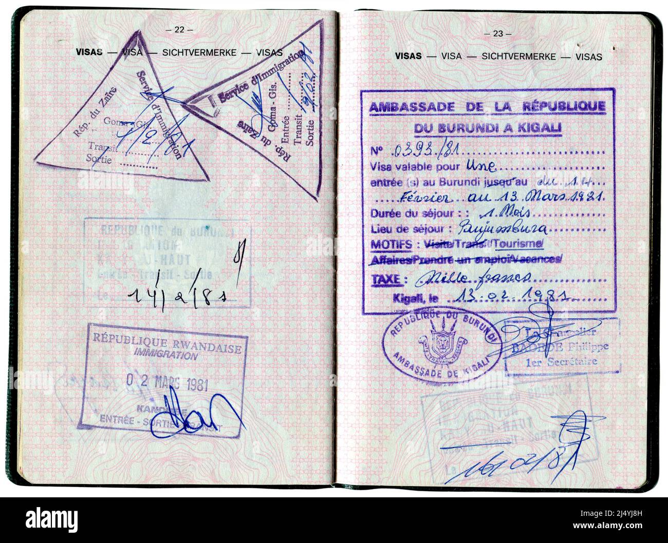 Alter belgischer Pass. Seiten für Einreisevisa, Grenzmarken und Briefmarken, 1980s Stockfoto