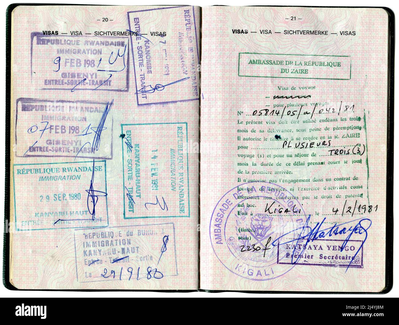 Alter belgischer Pass. Seiten für Einreisevisa, Grenzmarken und Briefmarken, 1980s Stockfoto