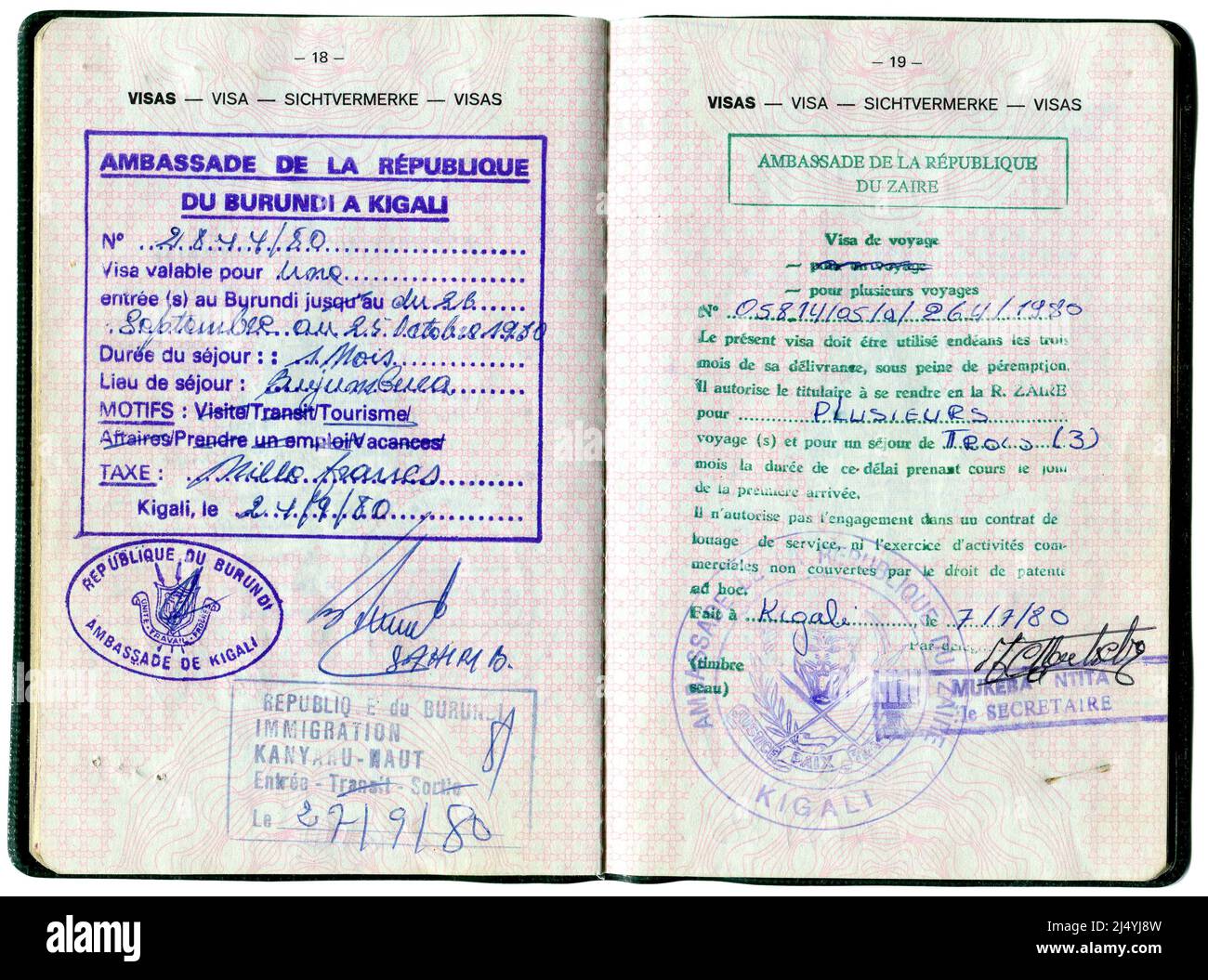 Alter belgischer Pass. Seiten für Einreisevisa, Grenzmarken und Briefmarken, 1980s Stockfoto