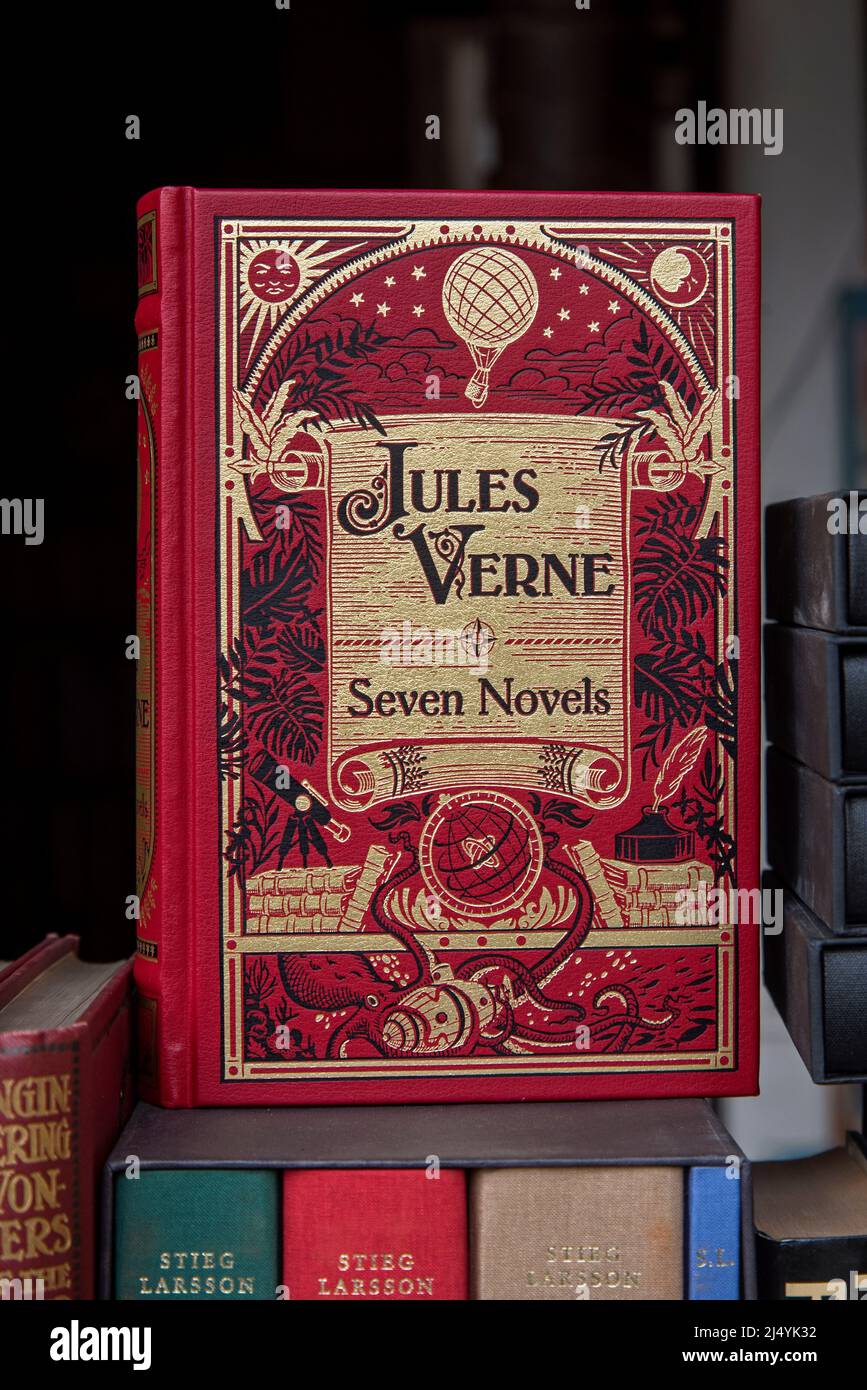 Vintage-Bücher zum Verkauf im Schaufenster eines Antiquariaten in Edinburgh, Schottland, Großbritannien. Stockfoto