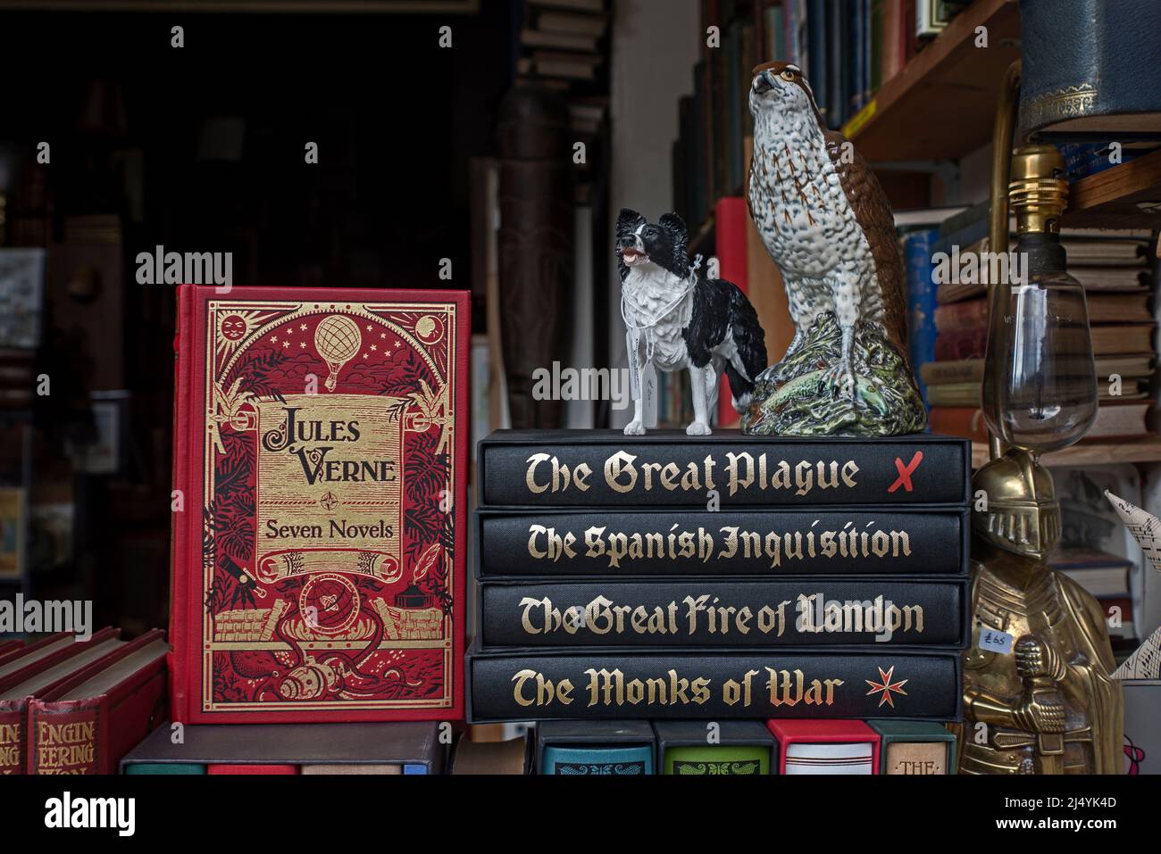 Vintage-Bücher zum Verkauf im Schaufenster eines Antiquariaten in Edinburgh, Schottland, Großbritannien. Stockfoto