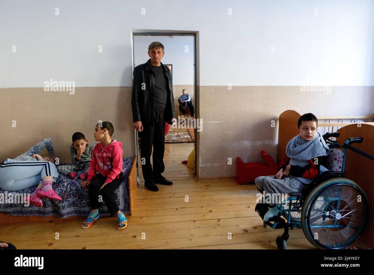 VILSHANY, UKRAINE - 15. APRIL 2022 - der Direktor der Pension für körperlich und geistig behinderte Kinder, die 38 Kinder mit aufgenommen Stockfoto