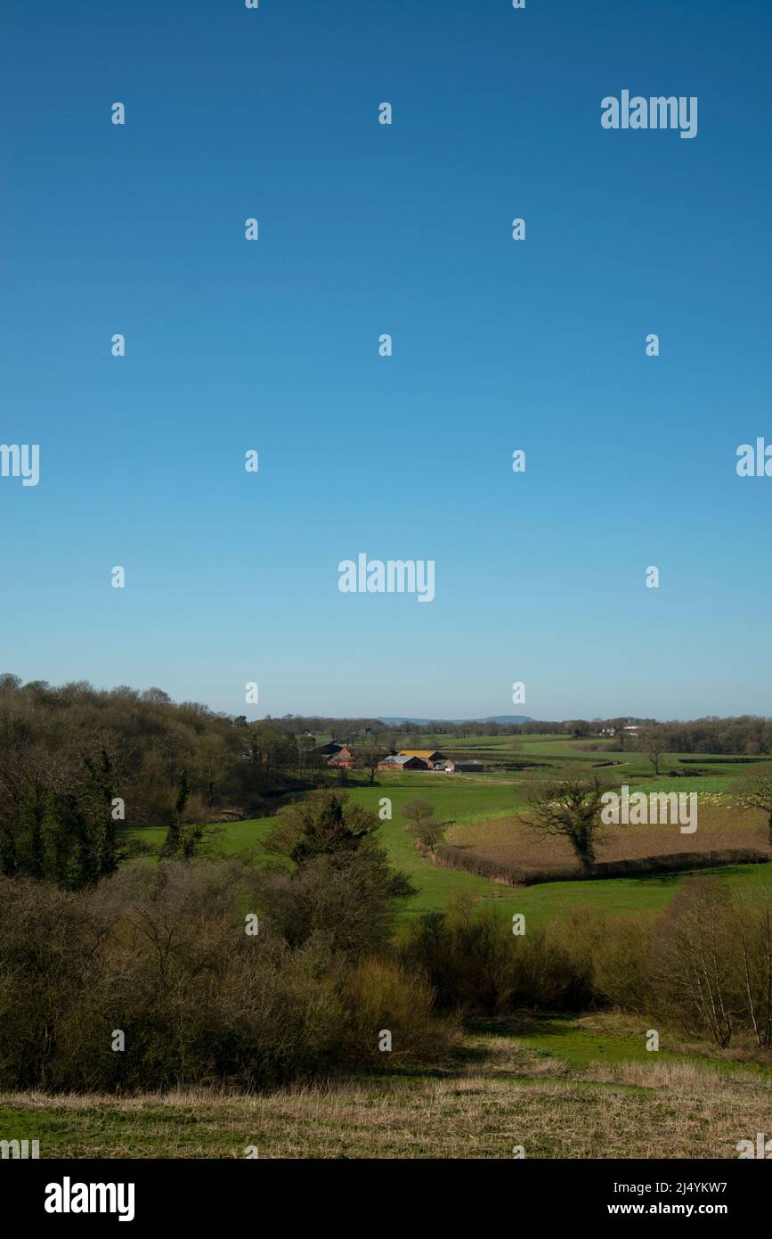 Blick auf das Cheshire-Dorf Church Minshull vom Middlewich-Zweig des Shropshire Union-Kanals, NW UK Stockfoto