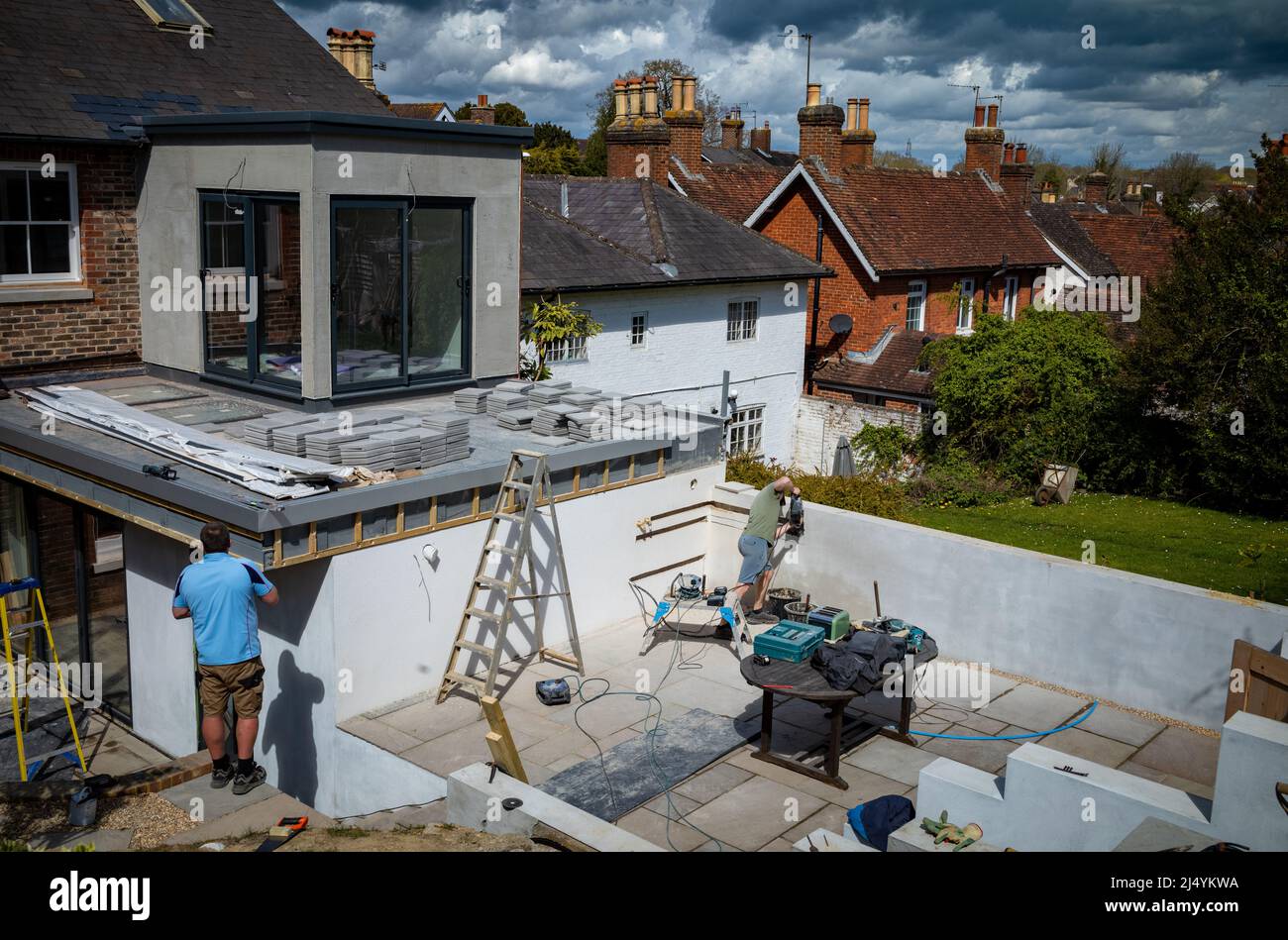 Handwerker arbeiten an einer neuen Erweiterung eines viktorianischen Hauses in Billingshurst, West Sussex, Großbritannien, England, Stockfoto