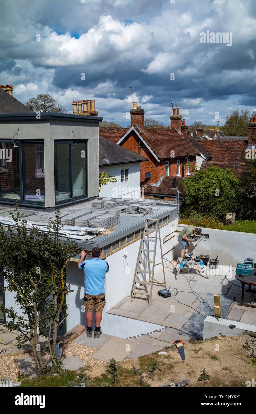 Handwerker arbeiten an einer neuen Erweiterung eines viktorianischen Hauses in Billingshurst, West Sussex, Großbritannien, England, Stockfoto