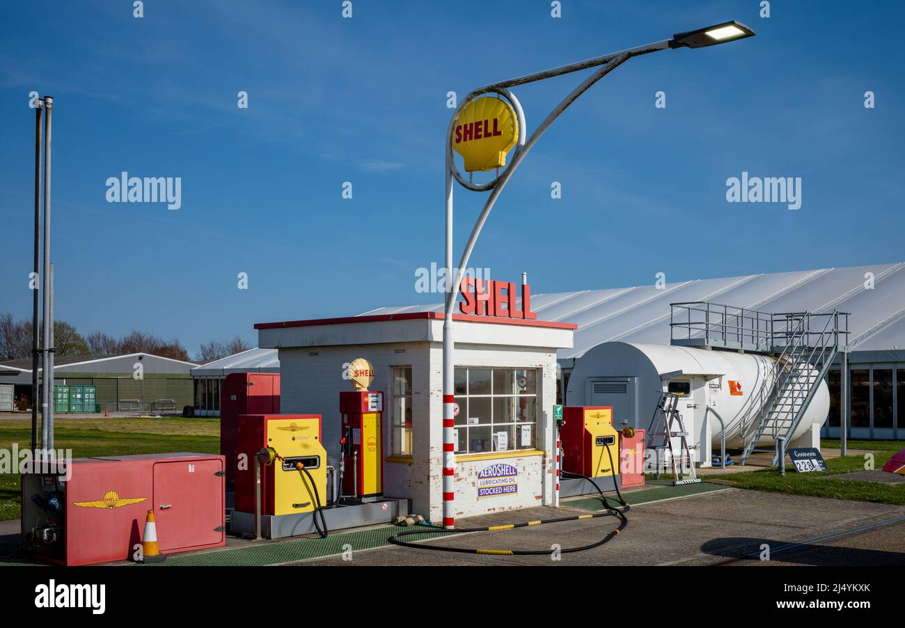 Eine Shell-Tankstelle für leichte Flugzeuge und Hubschrauber im Goodwood Aerodrome in West Sussex, Großbritannien. Stockfoto