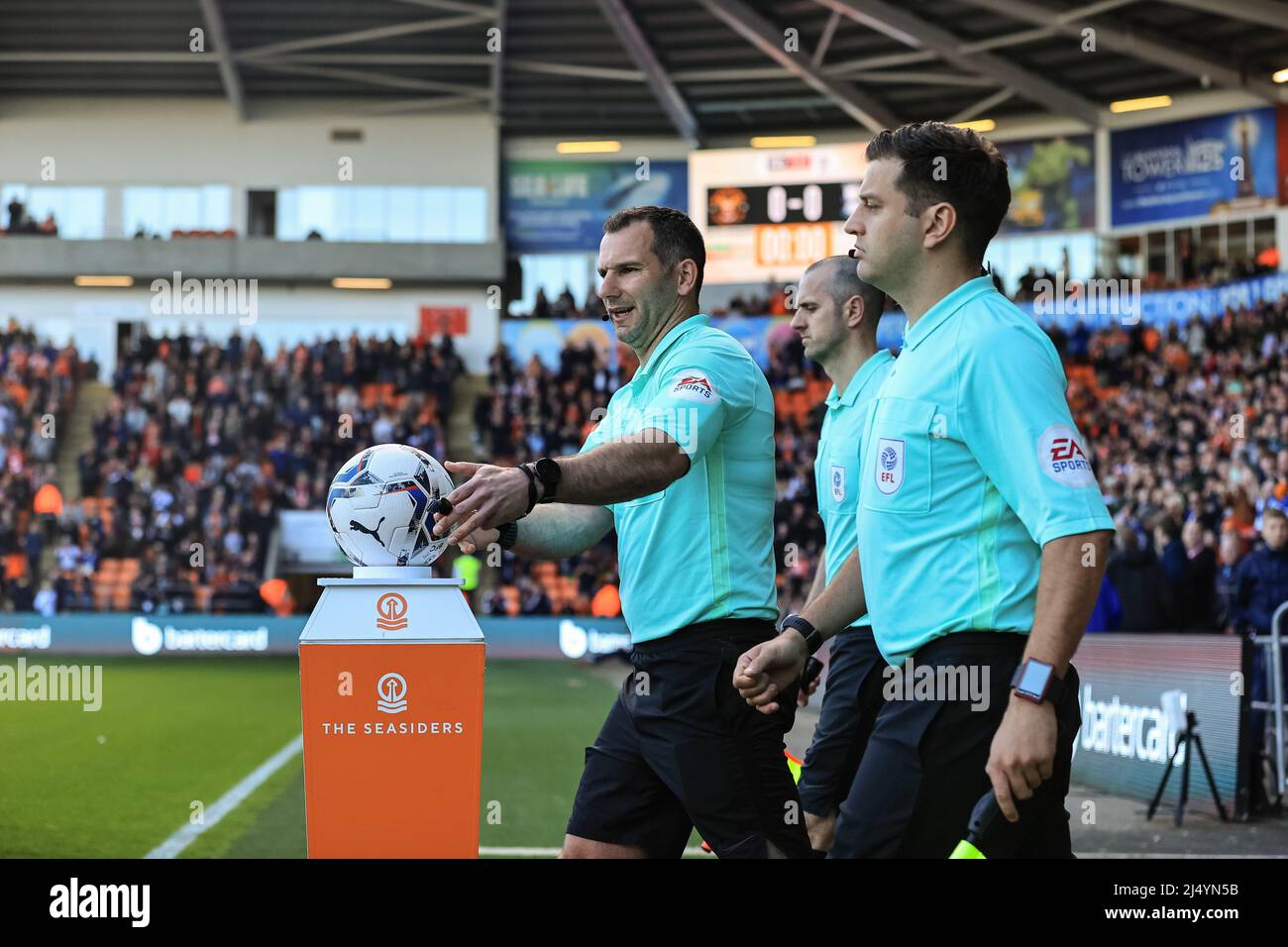 Schiedsrichter Tim Robinson sammelt den Matchball Stockfoto