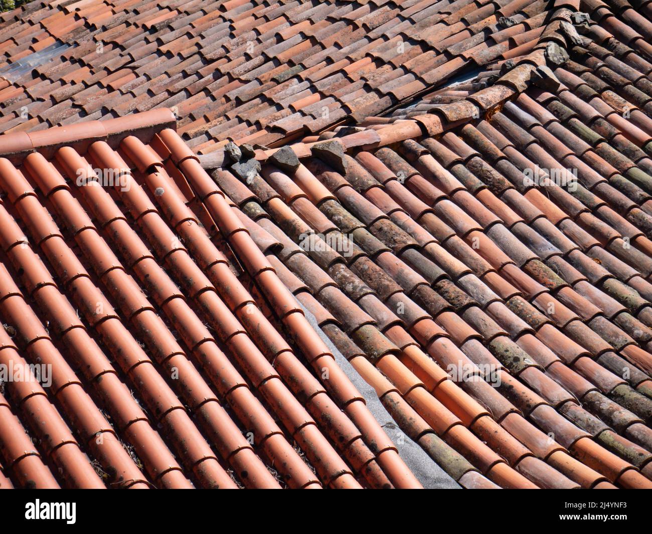 Traditionelles Terrakotta-Ziegeldach in Portugal Stockfoto