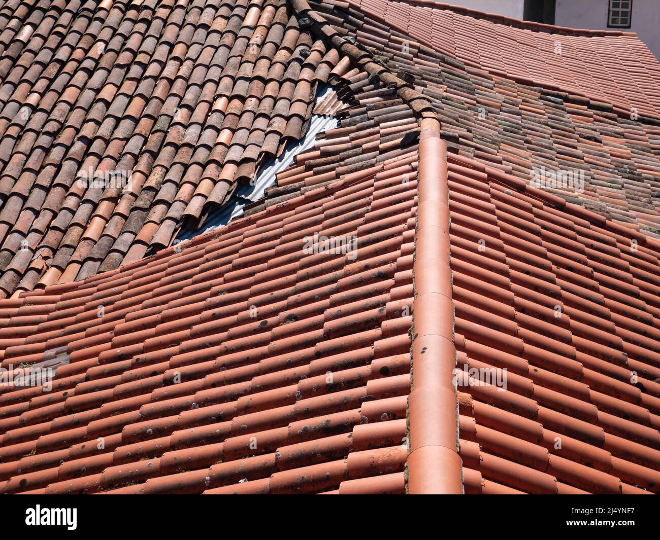 Terrakotta-Keramikfliesen Dach in Portugal Stockfoto