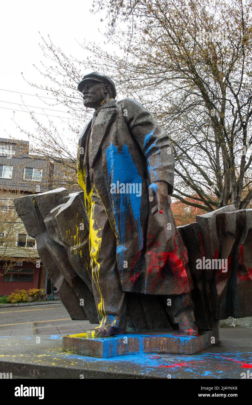 Blau-gelb gestrichene Statue von Wladimir Lenin im Fremont-Viertel von Seattle, Washington, USA. Lenin malte in ukrainischen Flaggen Farben. Stockfoto