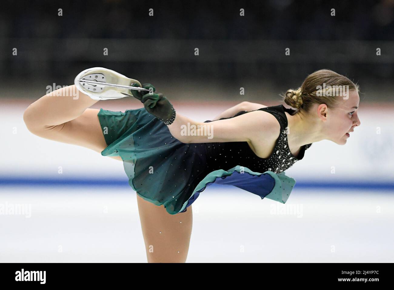 Niina PETROKINA (EST), während des Freilaufens der Frauen, bei den ISU-Junioren-Eiskunstlauf-Weltmeisterschaften 2022, in der Tondiraba Ice Hall, am 17. April 2022 in Tallinn, Estland. Quelle: Raniero Corbelletti/AFLO/Alamy Live News Stockfoto