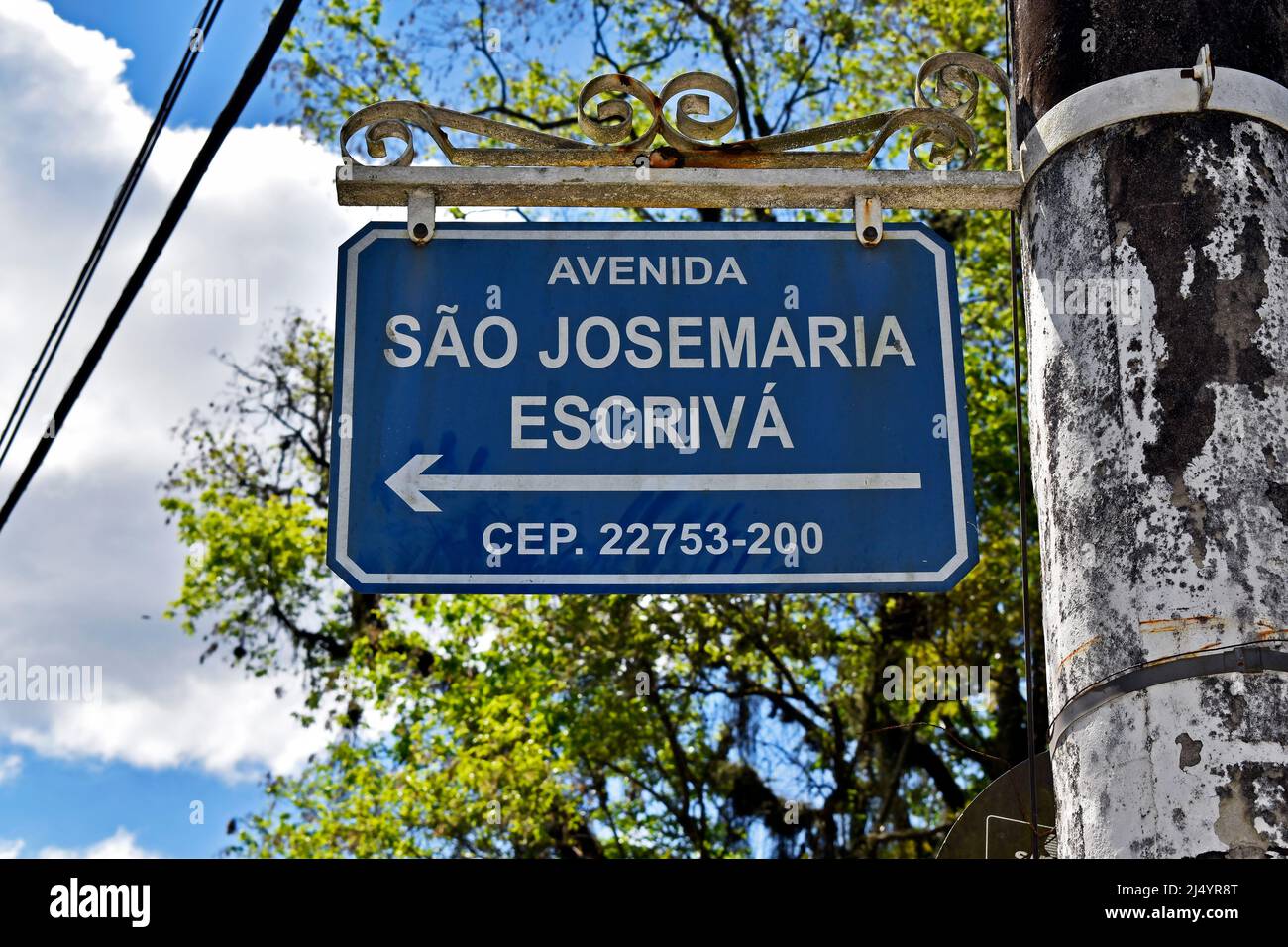 RIO DE JANEIRO, BRASILIEN - 14. NOVEMBER 2021: Straßenschild in der Nachbarschaft von Itanhanga Stockfoto