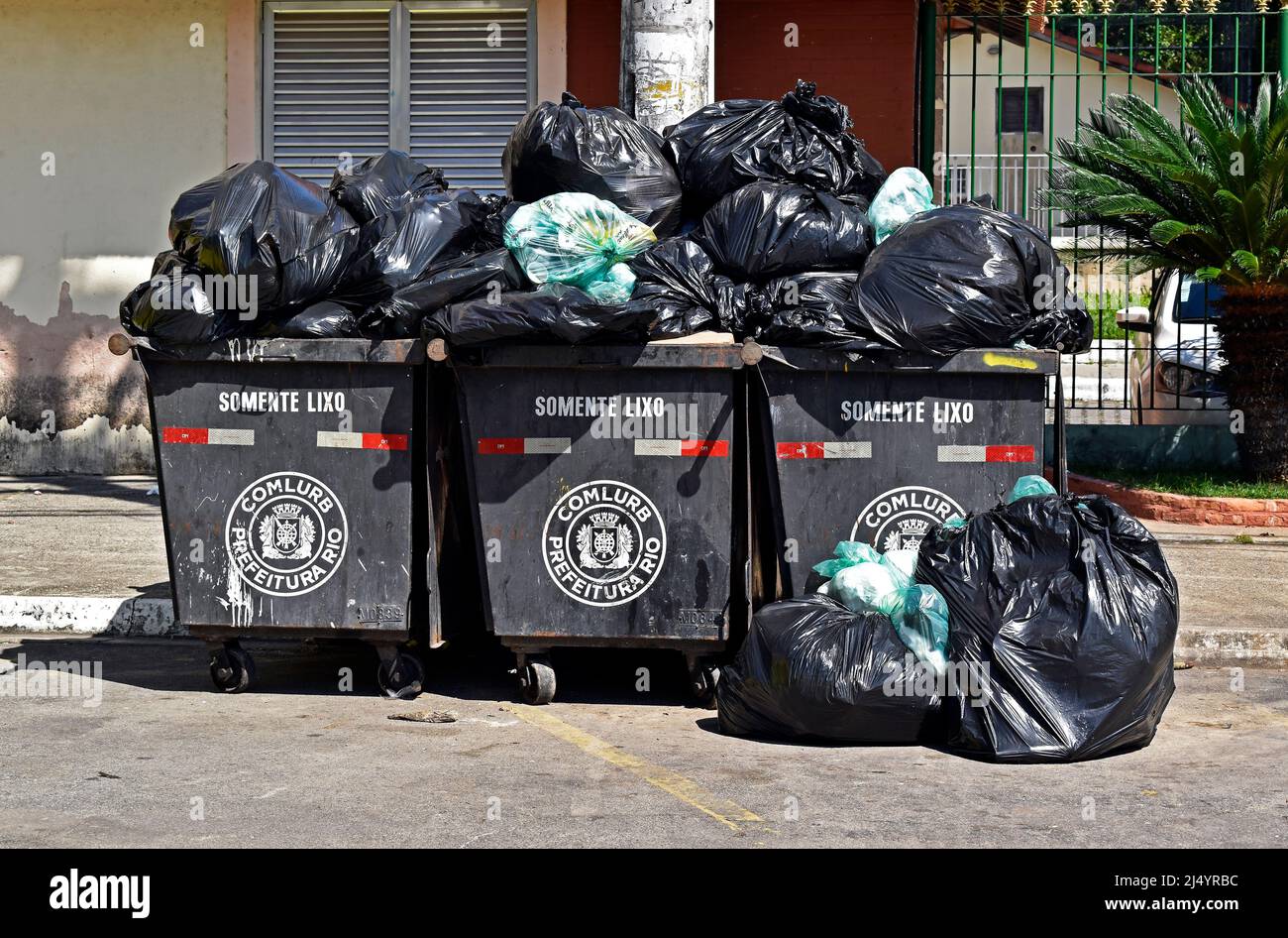 Mülltüten Mit Müll in Weißem Weiß Isoliert Stockfoto - Bild von inländisch,  voll: 267959110