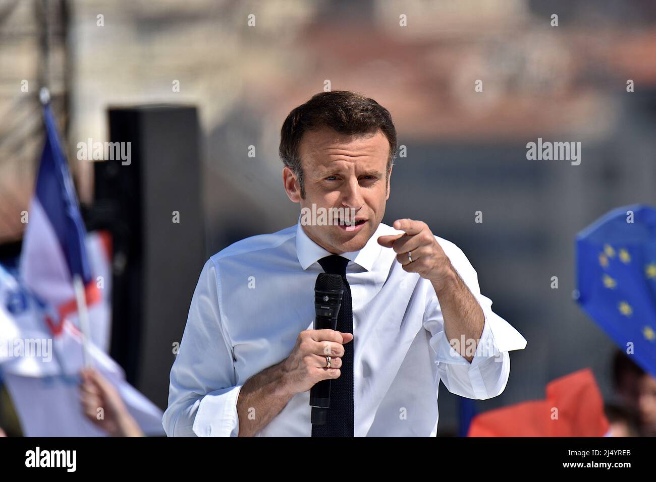 Marseille, Frankreich. 16. April 2022. Emmanuel Macron auf der Bühne während seines politischen Treffens. Der Präsidentschaftskandidat Emmanuel Macron von der La Republique en Marche (LREM) hatte eine öffentliche Sitzung in Marseille. Die zweite Runde der französischen Präsidentschaftswahlen soll am 24. April stattfinden. Kredit: SOPA Images Limited/Alamy Live Nachrichten Stockfoto