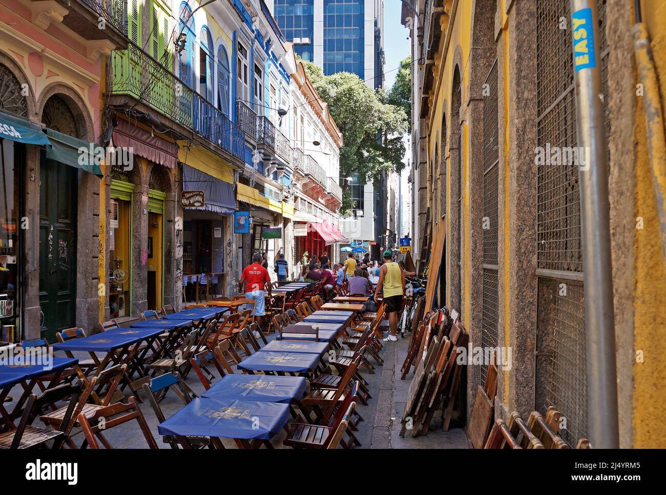 RIO DE JANEIRO, BRASILIEN - 15. APRIL 2017: Die berühmte Straße Ouvidor (Rua do Ouvidor) und die Vorbereitung von Tischen, um Kunden zu bedienen Stockfoto