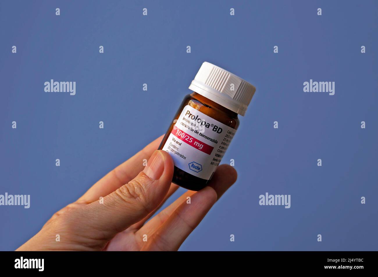 RIO DE JANEIRO, BRASILIEN - 18. MÄRZ 2021: Parkinson-Medikament (Prolopa - Levodopa + Cloridrato de Benserazida) Stockfoto