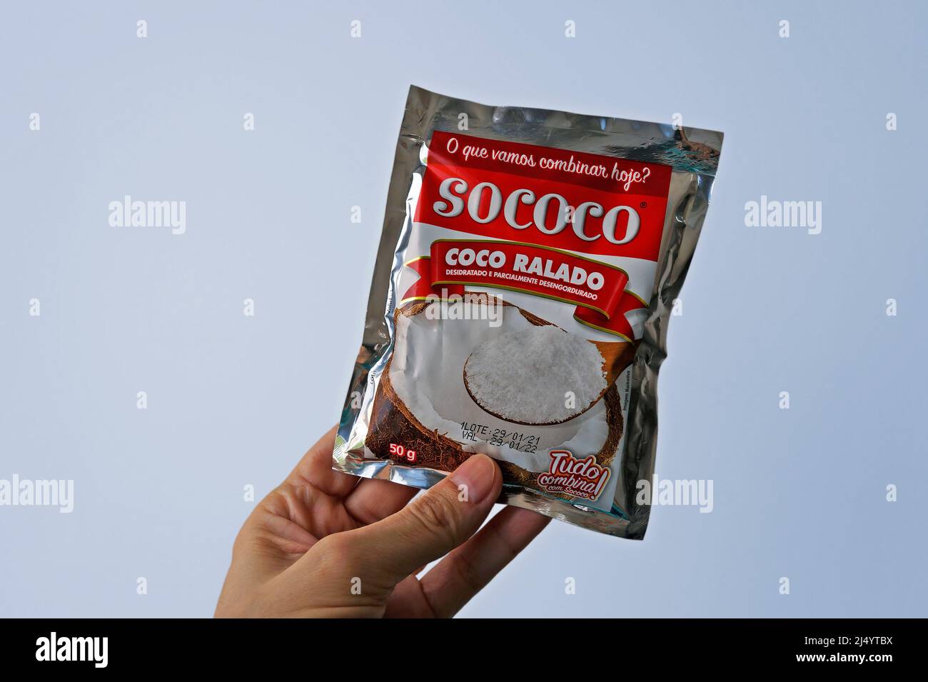 RIO DE JANEIRO, BRASILIEN - 2. APRIL 2021: Geriebene Kokosnuss auf der Hand verpackt. Brasilianische Marke (Sococo) Stockfoto