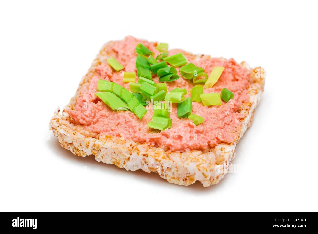 Reiskuchen-Sandwich mit Fischcreme und grünen Zwiebeln - isoliert auf Weiß. Einfaches Frühstück. Diät-Essen. Schnelle und gesunde Sandwiches. Knäckebrot mit leckerer Füllung. Gesunde Ernährung Snack - Isolation Stockfoto