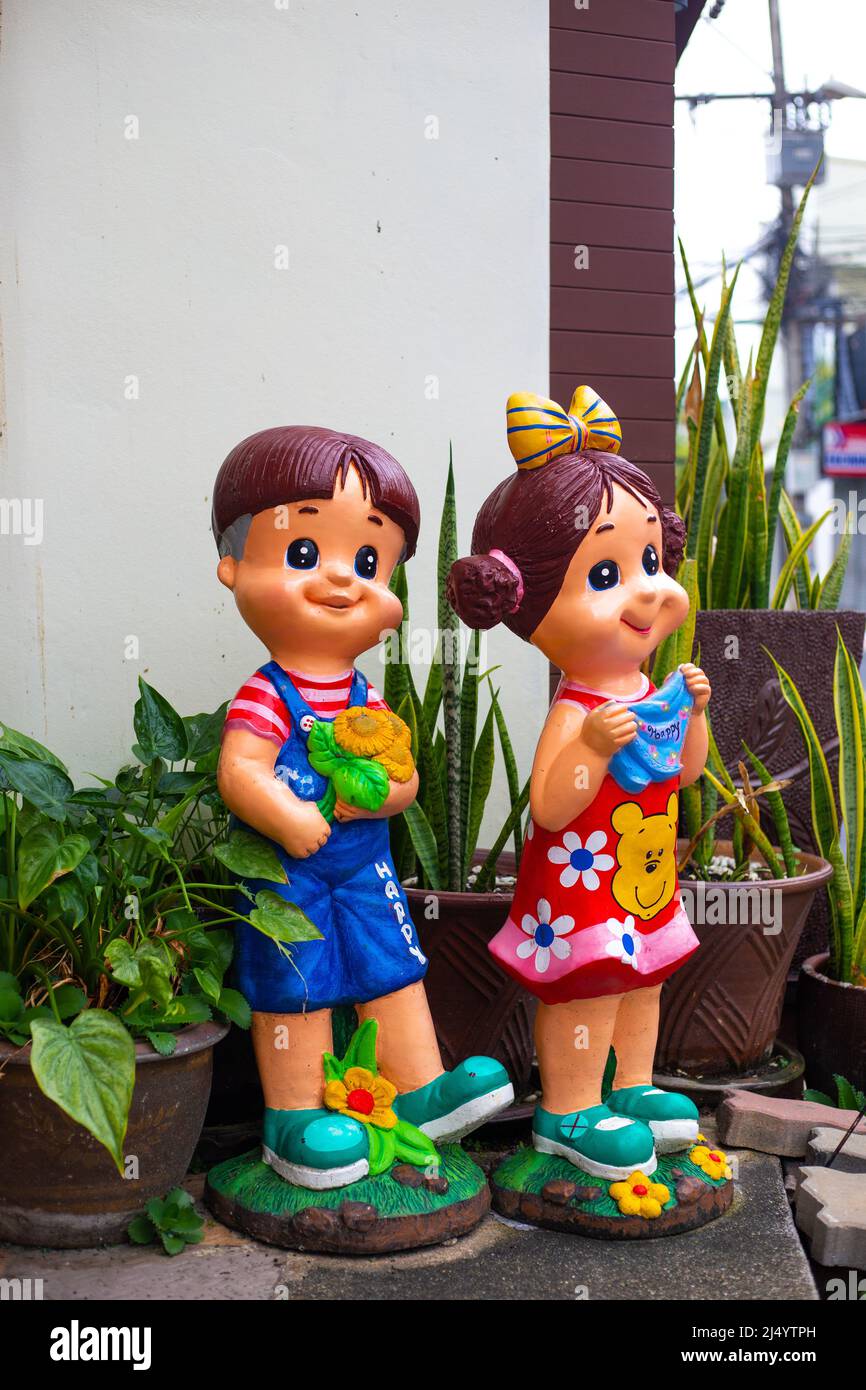 Gipsfiguren lächelnder Kinder auf dem Bürgersteig in der Stadt. Dekorative Designelemente. Thailand, Phuket-25.02.2022 Stockfoto