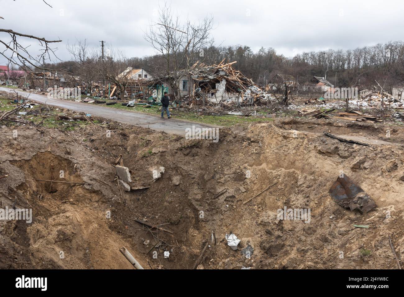 Tschernihiw, Ukraine. 17. April 2022. Eine Grube, die aus Explosionen von Granaten und Raketen am Stadtrand von Tschernihiw gebildet wurde. Vollständig zerstörte Häuser und beschädigte Infrastruktur sind sichtbar (Foto von /Sipa USA) Quelle: SIPA USA/Alamy Live News Stockfoto