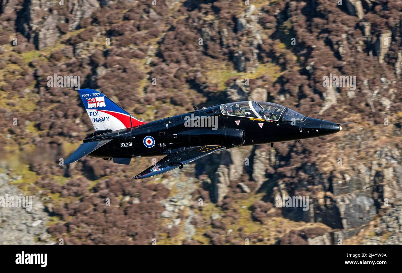 Royal Navy Hawks von 736 Squadron von RNAS Culdrose, auf ihrem letzten britischen Rundflug, hier auf niedrigem Niveau im Lake District durch den Honister Pass gesehen Stockfoto