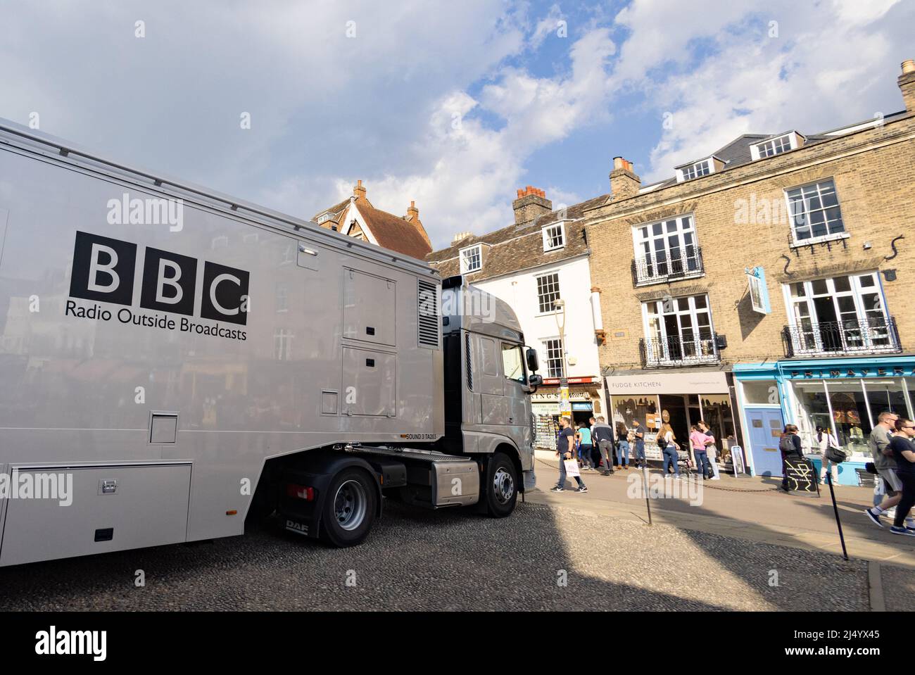 BBC Radio sendet einen Lastwagen, der in der Kings Parade, Cambridge City Centre, Cambridge, Großbritannien, geparkt ist Stockfoto