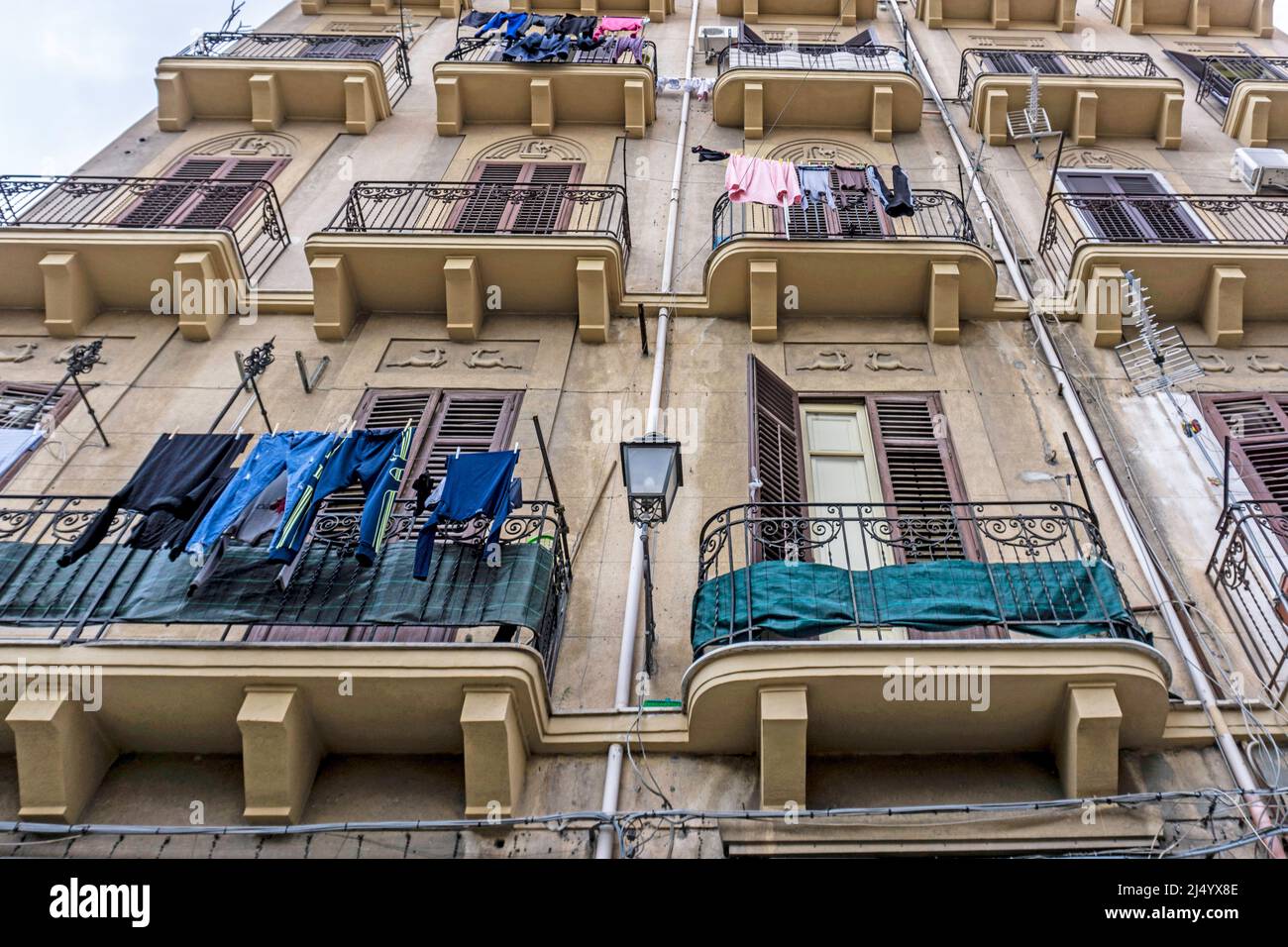 Trocknung von Kleidung auf dem Balkon eines Mehrfamilienhauses in Palermo, Sizilien, Italien. Stockfoto