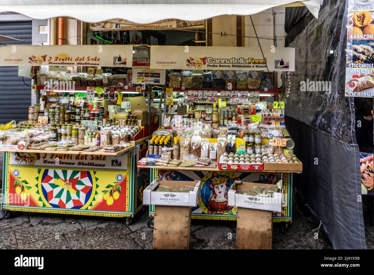 Der Freiluftmarkt in Ballaró, Palermo, Sizilien, Italien. Ballaró ist der größte Markt in Palermo, der eine breite Palette von Lebensmitteln und Waren verkauft. Stockfoto