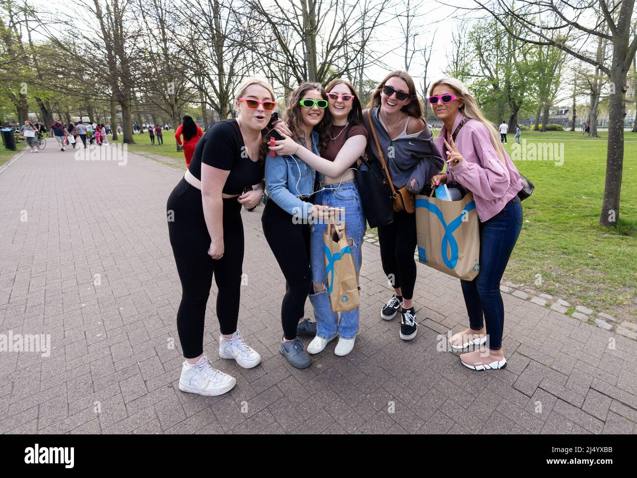 UK Lifestyle; fünf junge Frauen in Sonnenbrillen, Großbritannien - glückliche Teenager-Mädchen, die in Cambridge, Großbritannien, einkaufen und Spaß haben Stockfoto