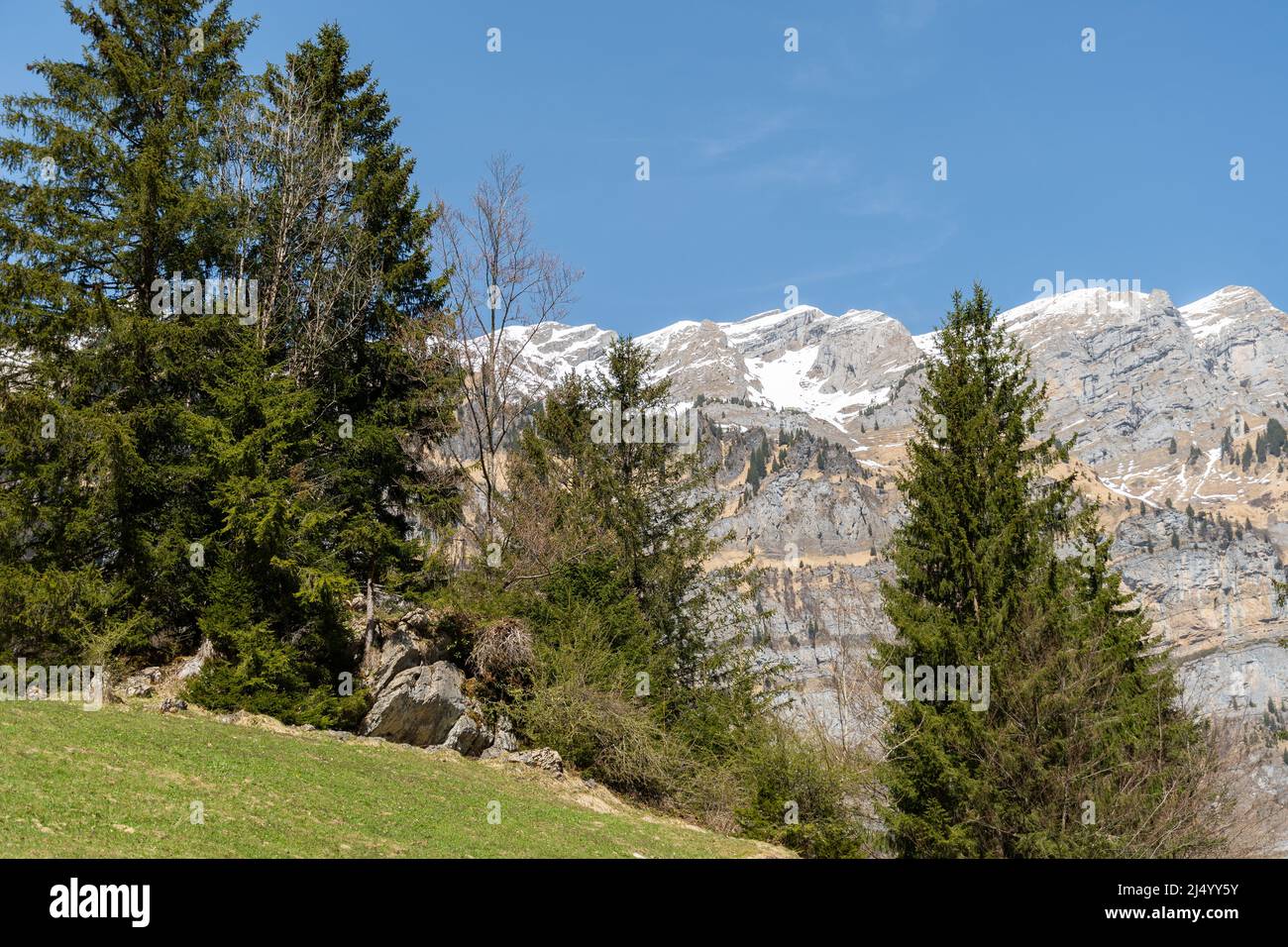 Glarus, Schweiz, 13. April 2022 fantastisches Bergpanorama an einem sonnigen Tag im Frühling Stockfoto