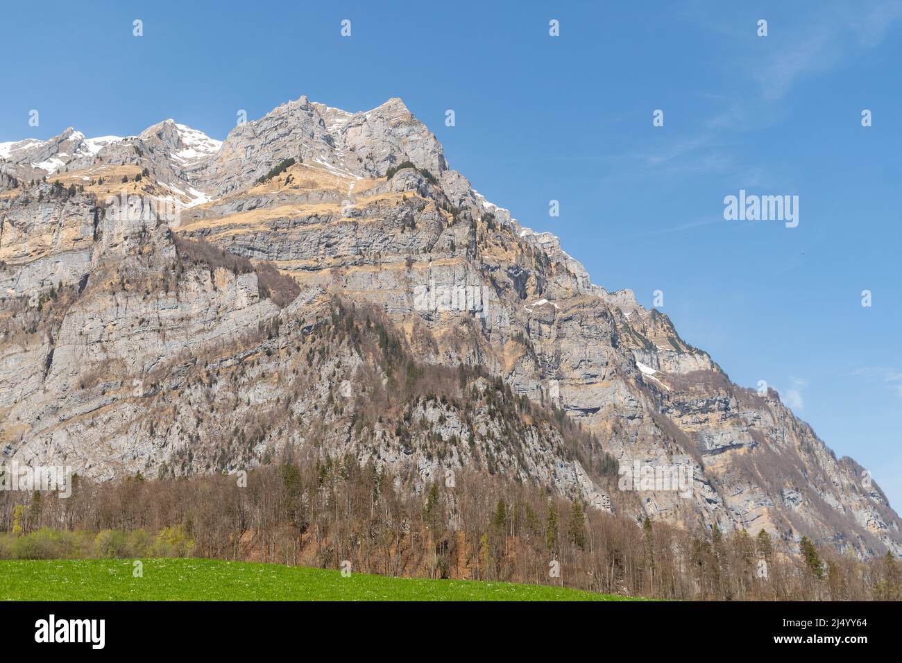 Glarus, Schweiz, 13. April 2022 fantastisches Bergpanorama an einem sonnigen Tag im Frühling Stockfoto