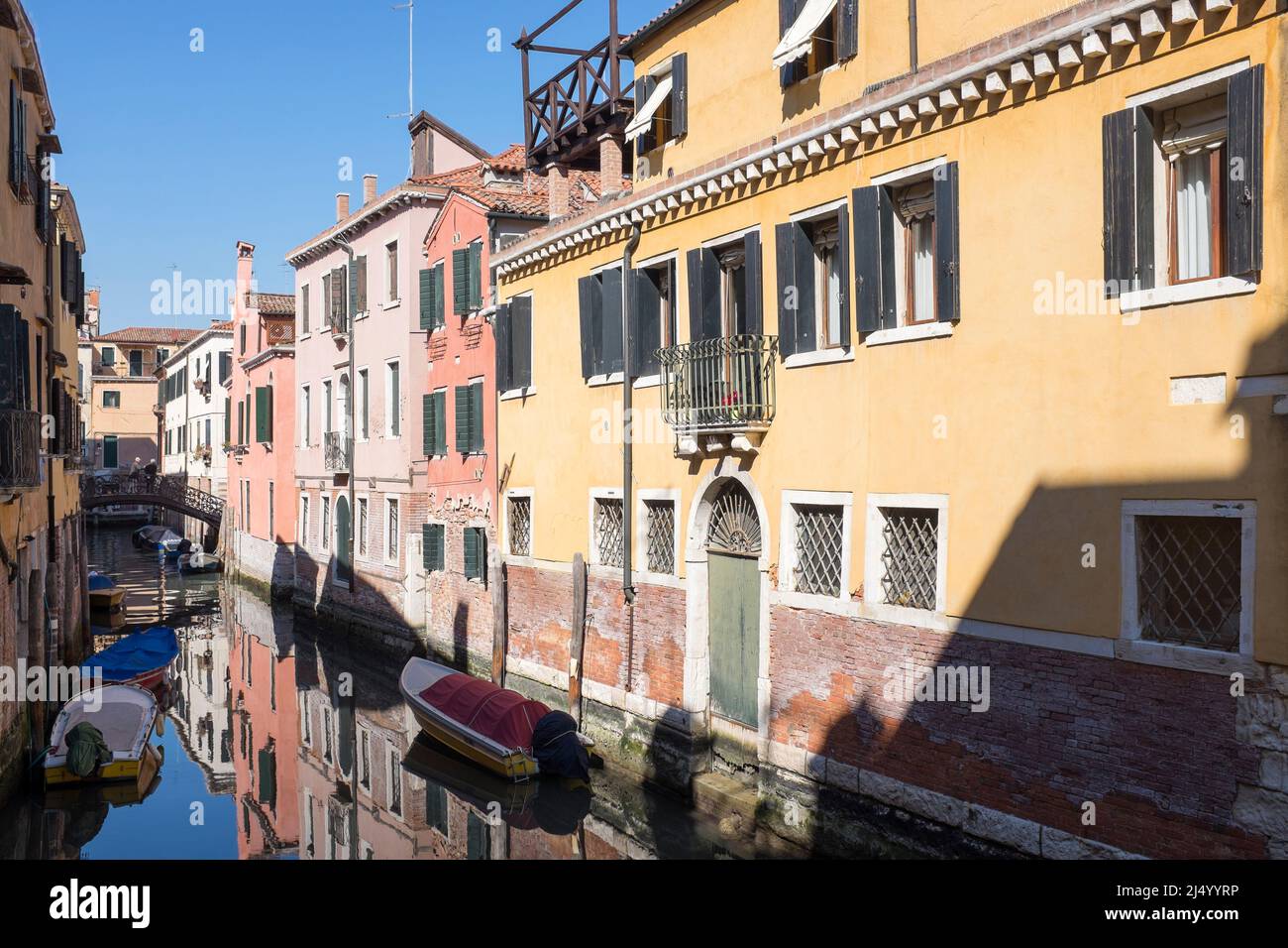 Kanalszene im Bezirk Cannaregio in Venedig Italien Stockfoto