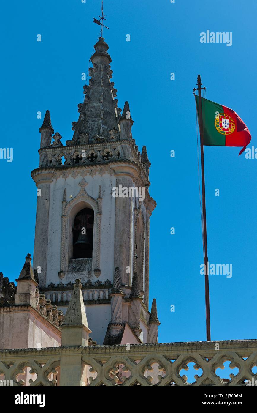 Regionales Museum des Beja-Turms und portugiesische Flagge. Alentejo, Portugal Stockfoto