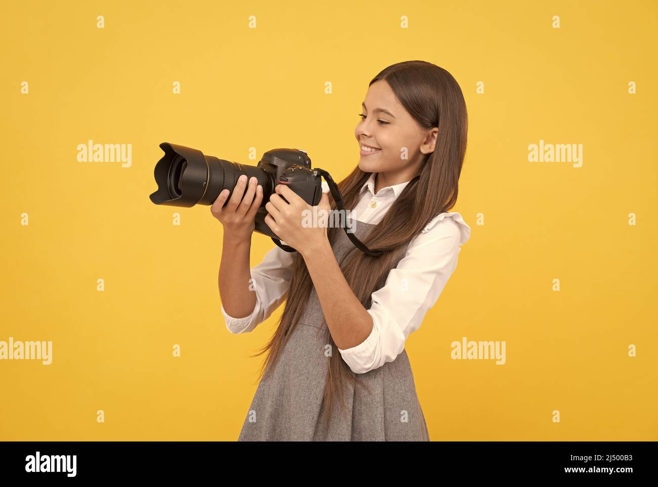 Mit Fähigkeiten. snapshot. Kindheit. Teen Mädchen, das Foto. Kind verwenden Digitalkamera. Stockfoto