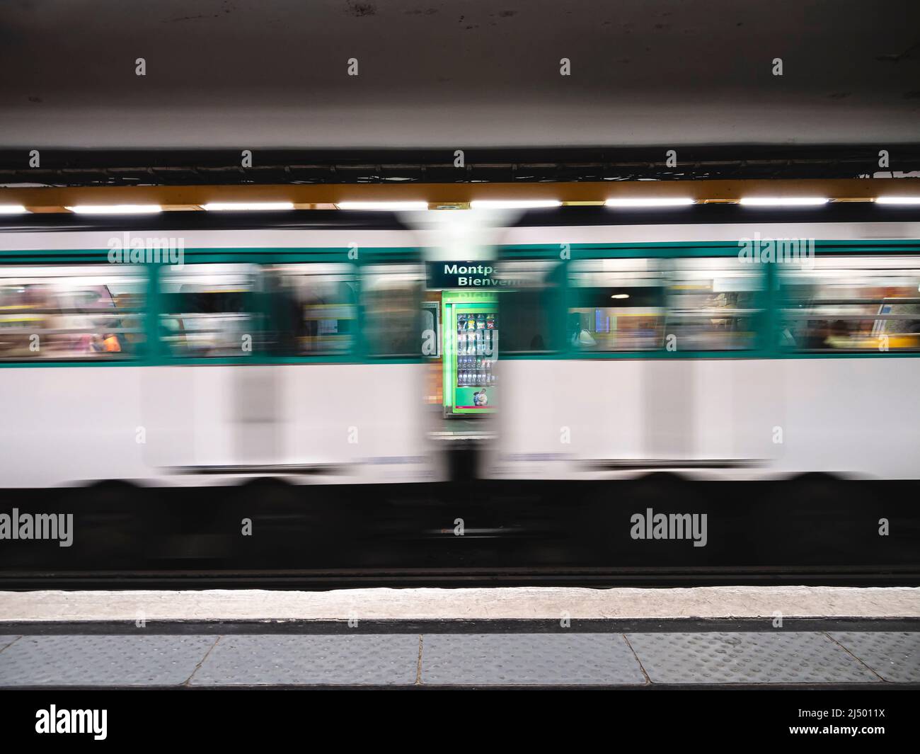 Foto der U-Bahn in Bewegung und Bewegung mit einem Automaten dahinter. Stockfoto