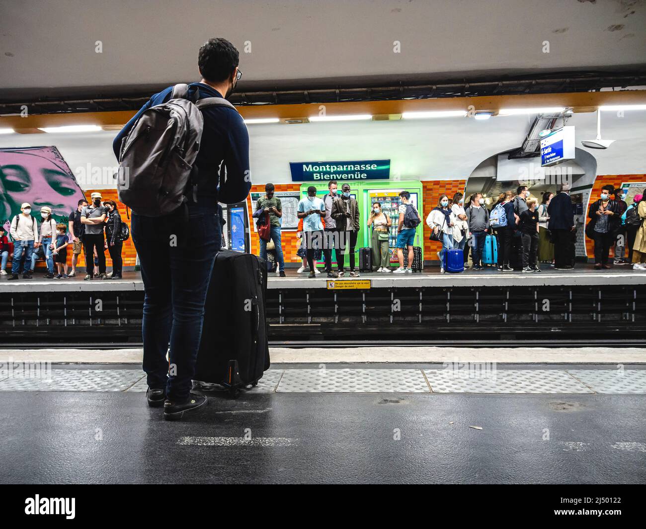 Ein Reisender, der an der U-Bahn-Haltestelle auf die Ankunft des Zuges wartet. Stockfoto