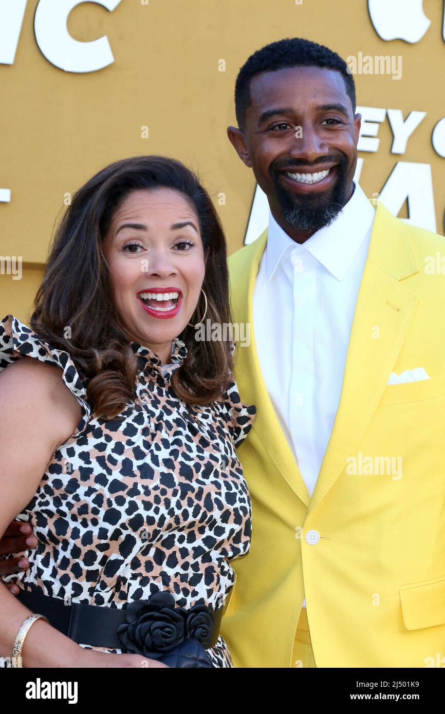 LOS ANGELES - APR 14: Lisa Johnson, Andre Johnson bei der Premiere von They Call Me Magic im Village Theater am 14. April 2022 in Westwood, CA Stockfoto