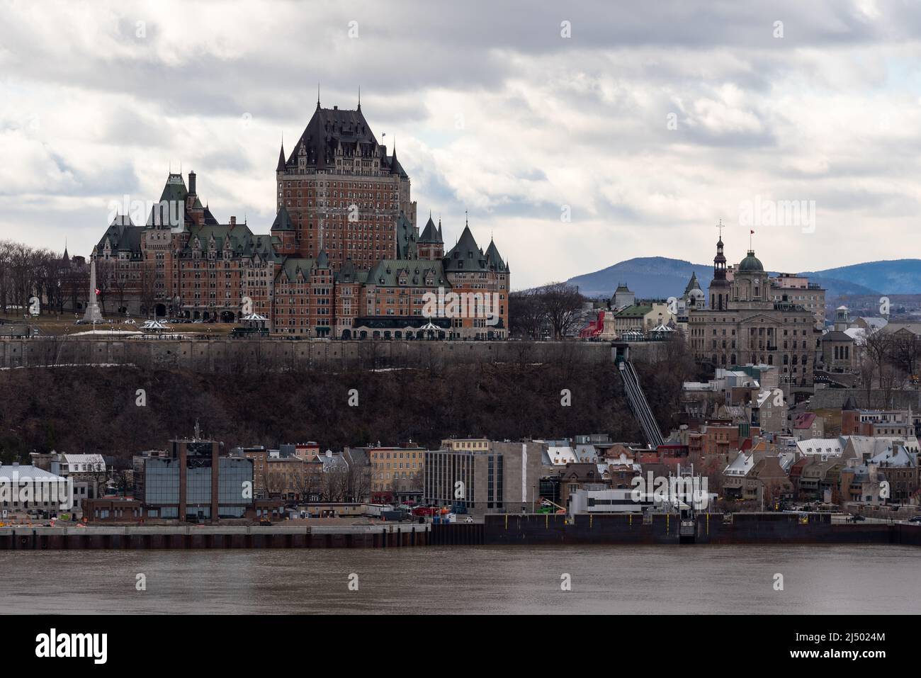 Blick auf die alte Stadt Québec und das Schloss Frontenac vom Südufer des St. Lawrence-Flusses in Levis. Stockfoto