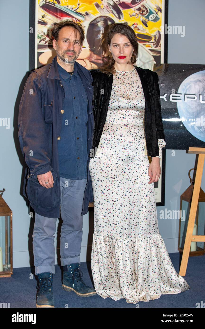 London, Großbritannien. 18. April 2022. Jenny Maxwell (R) nimmt an der Vorführung von „KEPLER 62f“ von VIN OMI im Curzon Sea Containers Cinema in London Teil. (Foto: Pietro Recchia/SOPA Images/Sipa USA) Quelle: SIPA USA/Alamy Live News Stockfoto