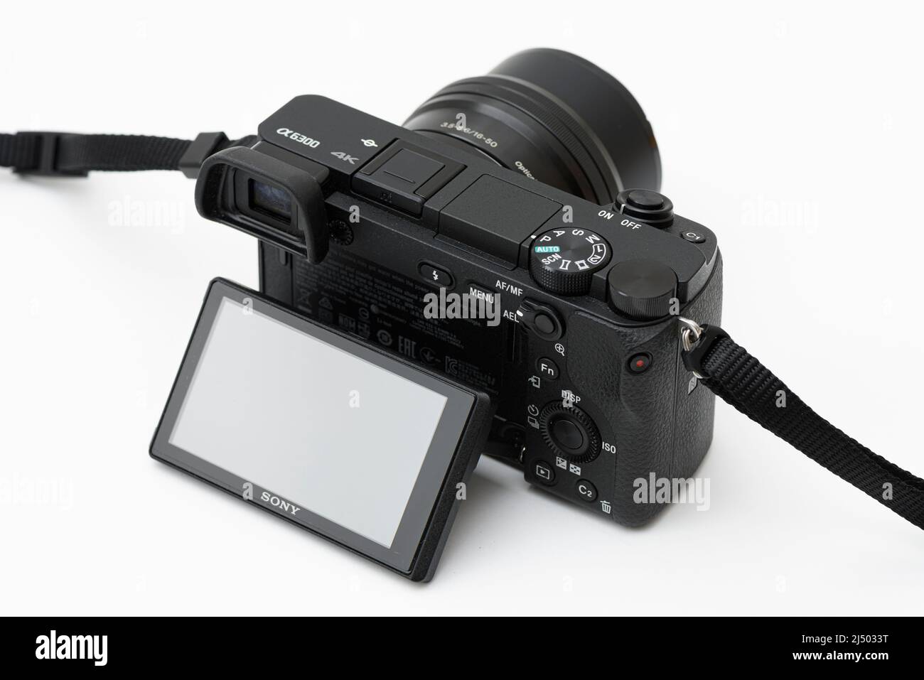 ISTANBUL, TÜRKEI – 15. APRIL 2022: Sony Alpha a6300 Digitalkamera mit spiegellosen Autofokus und 4K Aufnahmen mit 16-50mm-Objektiv. Stockfoto