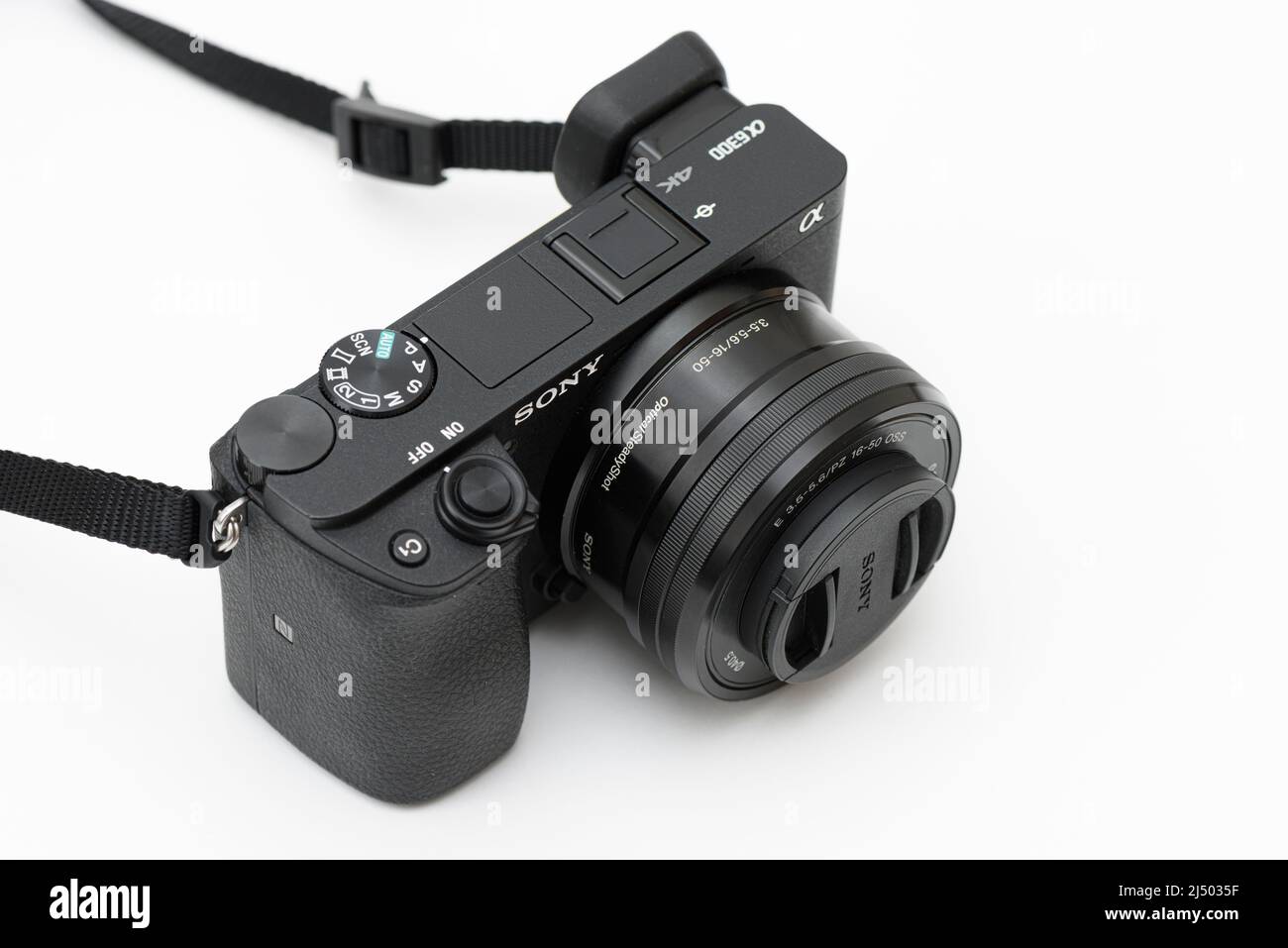 ISTANBUL, TÜRKEI – 15. APRIL 2022: Sony Alpha a6300 Digitalkamera mit spiegellosen Autofokus und 4K Aufnahmen mit 16-50mm-Objektiv. Stockfoto