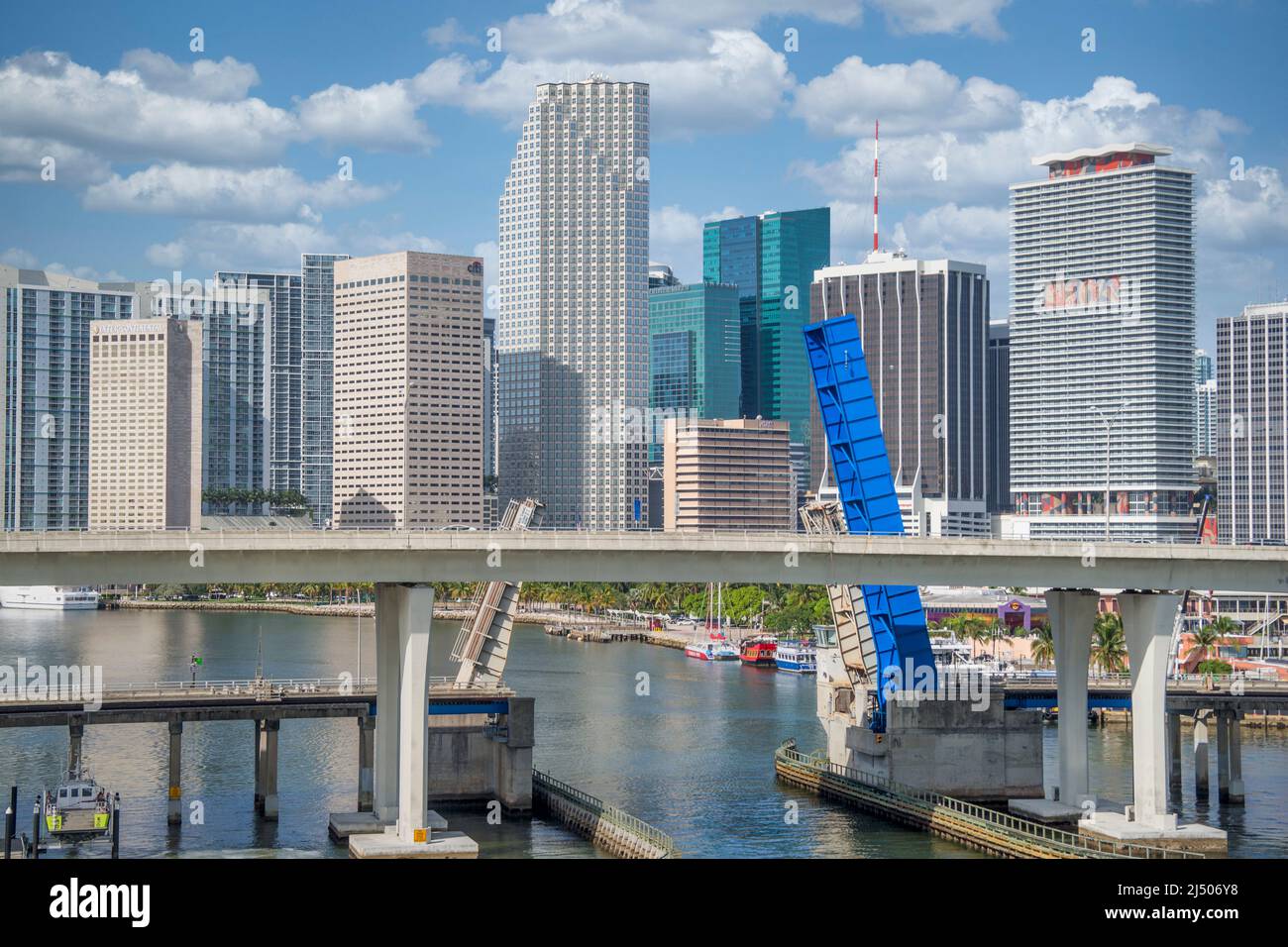 Die Brücke zum Hafen von Miami vor der Skyline der Stadt. Stockfoto