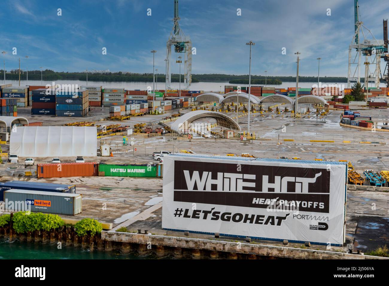 „Let’s Go Heat“-Zeichen im Frachtcontainer-Bereich des Hafens von Miami auf Dodge Island in Florida. Stockfoto