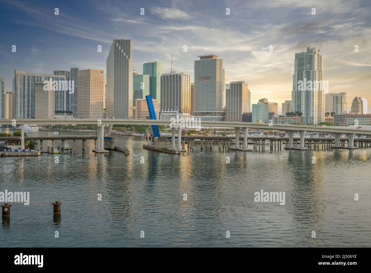 Ein Blick auf die Skyline von Miami am späten Nachmittag von einem Kreuzschiff, das in den Hafen kommt. Stockfoto