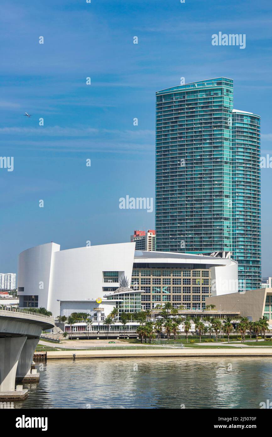 Die Waterfront American Airlines Arena, die Heimat der Miami Heat, vom Deck eines Kreuzfahrtschiffs aus gesehen, das von Miami, Florida, abfährt. Stockfoto